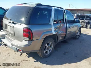 2005 Chevrolet TrailBlazer LS with VIN 1GNDS13S752150026, listed as a IAAI auction lot 41721359 with 180,154 mi miles. Bid and sale history available at carsss.com. Image 4.