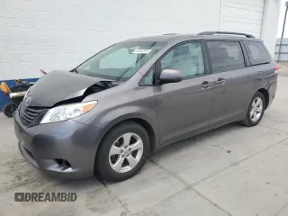 2014 Toyota Sienna LE AAS z VIN 5TDKK3DC3ES472836, wystawiony jako Copart lot #56143315 z przebiegiem 242 862 mil mil oraz Szkody całkowita. Historia ofert i sprzedaży dostępna na DreamBid. Obrazek 1.