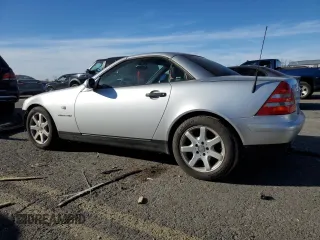 2000 Mercedes-Benz SLK-Class Kompressor with VIN WDBKK47F2YF150980, listed as a Copart auction lot 77537264 with 82,206 mi miles and Salvage Title. Bid and sale history available at carsss.com. Image 2.