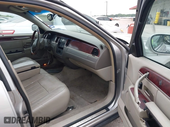 2003 Lincoln Town Car Signature z VIN 1LNHM82W13Y640985, wystawiony jako IAAI lot #42294241 z przebiegiem 230 556 mil mil oraz . Historia ofert i sprzedaży dostępna na DreamBid. Obrazek 5.