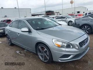 2013 Volvo S60 T6 R-Design Platinum z VIN YV1902FH0D2187633, wystawiony jako IAAI lot #37928877 z przebiegiem 125 120 mil mil oraz . Historia ofert i sprzedaży dostępna na DreamBid. Obrazek 1.