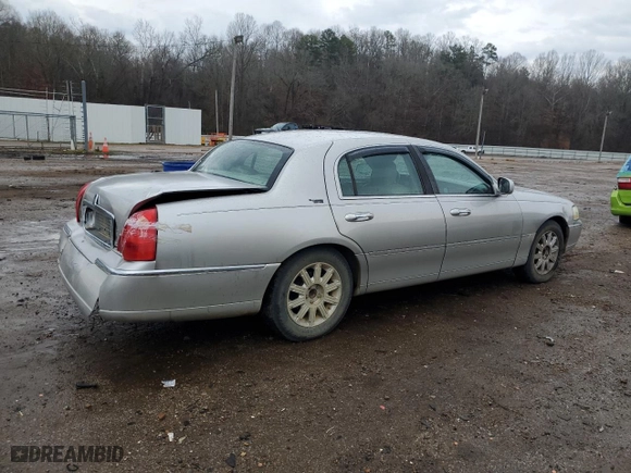 2007 Lincoln Town Car Signature Limited with VIN 1LNHM82W67Y634069, listed as a Copart auction lot 43238685 with 218,610 mi miles and Salvage Title. Bid and sale history available at carsss.com. Image 3.