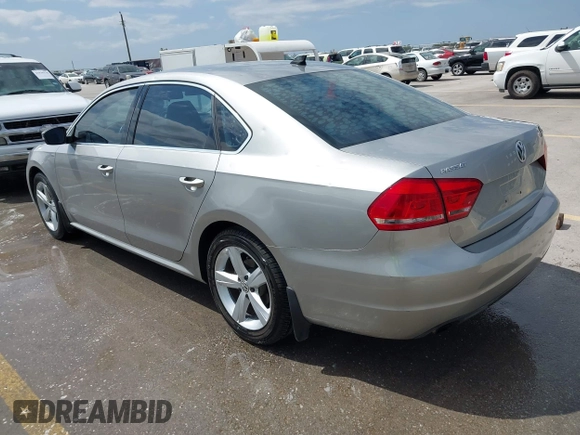 2014 Volkswagen Passat S z VIN 1VWAT7A33EC038497, wystawiony jako IAAI lot #41922616 z przebiegiem 110 509 mil mil oraz . Historia ofert i sprzedaży dostępna na DreamBid. Obrazek 3.