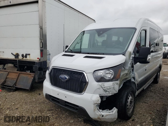 2025 Ford Transit Passenger XL z VIN 1FBAX9CGXSKA05361, wystawiony jako Copart lot #57855205 z przebiegiem 3 117 mil mil oraz Czysty tytuł • Clean title. Historia ofert i sprzedaży dostępna na DreamBid. Obrazek 1.