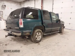 1998 Chevrolet Tahoe z VIN 1GNEK13R7WJ379752, wystawiony jako IAAI lot #42026616 z przebiegiem 270 881 mil mil oraz . Historia ofert i sprzedaży dostępna na DreamBid. Obrazek 4.