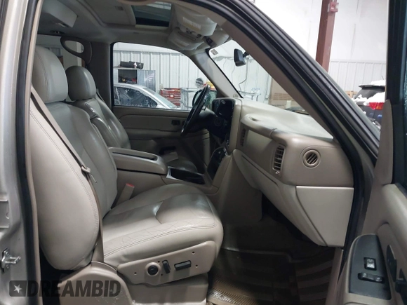 2005 Chevrolet Suburban Z71 with VIN 3GNFK16Z95G265896, listed as a IAAI auction lot 41248931 with 206,062 mi miles. Bid and sale history available at carsss.com. Image 5.
