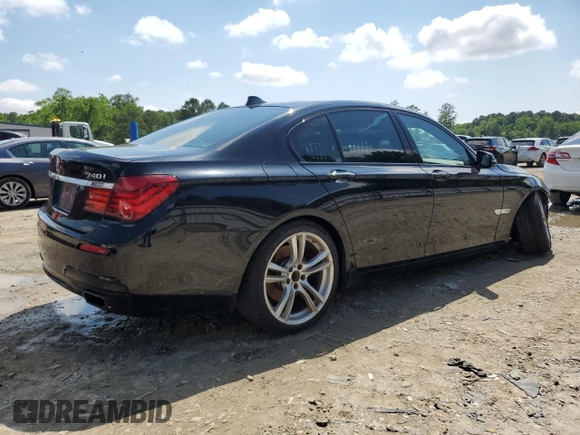 2015 BMW 7 Series 740i z VIN WBAYA6C59FD826788, wystawiony jako Copart lot #55747215 z przebiegiem 134 960 mil mil oraz Szkoda całkowita • Salvage title. Historia ofert i sprzedaży dostępna na DreamBid. Obrazek 3.