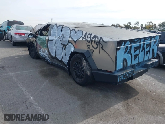 2024 Tesla Cybertruck z VIN 7G2CEHED9RA050686, wystawiony jako IAAI lot #41399354 z przebiegiem Nie podano mil oraz . Historia ofert i sprzedaży dostępna na DreamBid. Obrazek 3.