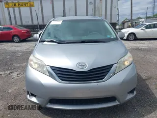 2013 Toyota Sienna LE AAS z VIN 5TDKK3DC3DS402574, wystawiony jako IAAI lot #42272047 z przebiegiem 142 938 mil mil oraz . Historia ofert i sprzedaży dostępna na DreamBid. Obrazek 12.