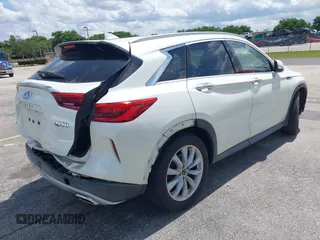 2019 Infiniti QX50 Essential z VIN 3PCAJ5M3XKF111873, wystawiony jako IAAI lot #42568626 z przebiegiem 37 384 mil mil oraz . Historia ofert i sprzedaży dostępna na DreamBid. Obrazek 4.