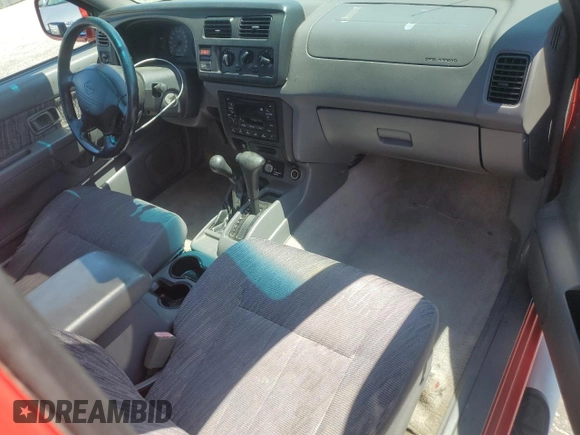 2000 Nissan Frontier XE z VIN 1N6ED26Y7YC392971, wystawiony jako Copart lot #61301035 z przebiegiem 182 149 mil mil oraz Czysty tytuł • Clean title. Historia ofert i sprzedaży dostępna na DreamBid. Obrazek 8.