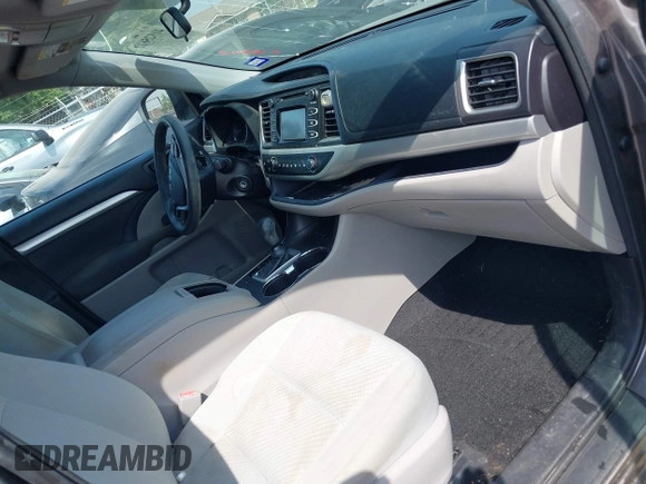 2016 Toyota Highlander LE Plus z VIN 5TDZKRFH0GS177710, wystawiony jako IAAI lot #41925612 z przebiegiem 134 357 mil mil oraz . Historia ofert i sprzedaży dostępna na DreamBid. Obrazek 5.