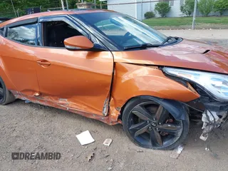 2013 Hyundai Veloster Turbo z VIN KMHTC6AE1DU101236, wystawiony jako IAAI lot #42230984 z przebiegiem 131 854 mil mil oraz . Historia ofert i sprzedaży dostępna na DreamBid. Obrazek 17.