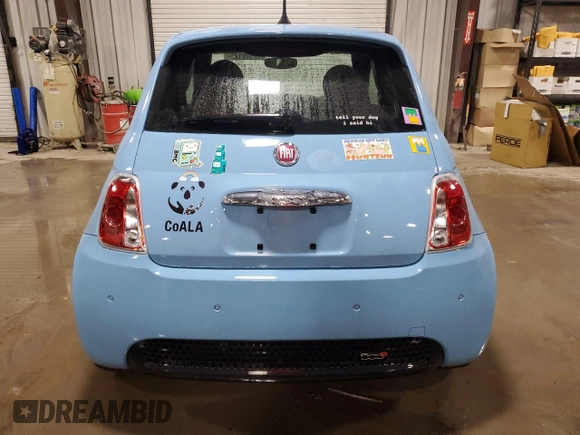 2017 FIAT 500e z VIN 3C3CFFGE5HT579876, wystawiony jako Copart lot #43909125 z przebiegiem 16 772 mil mil oraz Szkoda całkowita • Salvage title. Historia ofert i sprzedaży dostępna na DreamBid. Obrazek 6.