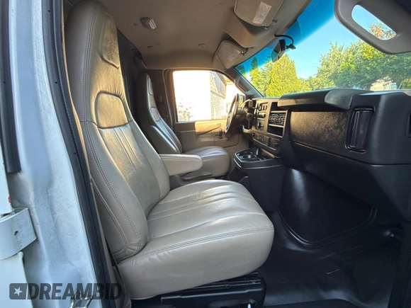 2023 Chevrolet Express Cargo с VIN 1GCWGAFP4P1176442, выставлен на аукционе Copart как лот 65481025 с пробегом 42 680 миль миль и Списание • Salvage title. История ставок и продаж доступна на DreamBid. Изображение 5.