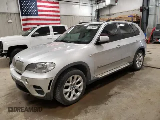 2013 BMW X5 xDrive35i z VIN 5UXZV4C5XD0B23352, wystawiony jako Copart lot #57481655 z przebiegiem 126 891 mil mil oraz Szkody całkowita. Historia ofert i sprzedaży dostępna na DreamBid. Obrazek 1.