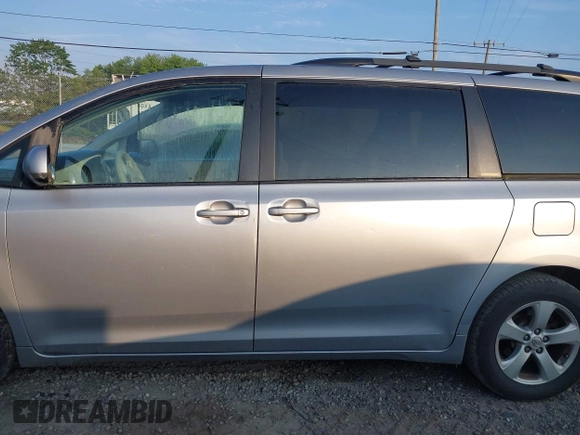 2014 Toyota Sienna LE AAS z VIN 5TDKK3DC8ES433739, wystawiony jako IAAI lot #42680907 z przebiegiem 188 589 mil mil oraz . Historia ofert i sprzedaży dostępna na DreamBid. Obrazek 14.