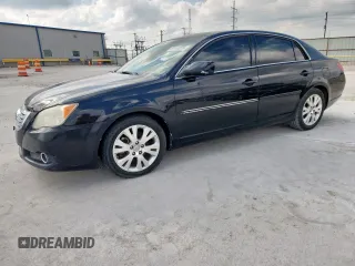 2008 Toyota Avalon XL z VIN 4T1BK36BX8U304272, wystawiony jako Copart lot #59983275 z przebiegiem 181 807 mil mil oraz Czysty tytuł • Clean title. Historia ofert i sprzedaży dostępna na DreamBid. Obrazek 1.