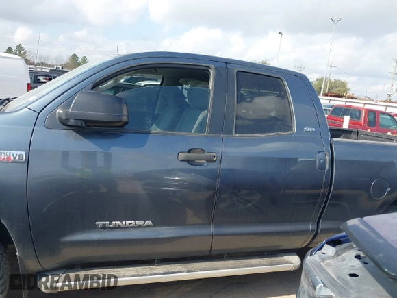 2010 Toyota Tundra z VIN 5TFUW5F13AX138105, wystawiony jako IAAI lot #41499018 z przebiegiem 295 414 mil mil oraz . Historia ofert i sprzedaży dostępna na DreamBid. Obrazek 15.
