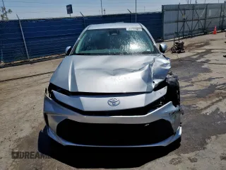 2025 Toyota Camry LE z VIN 4T1DAACKXSU033239, wystawiony jako Copart lot #58013215 z przebiegiem 17 008 mil mil oraz Czysty tytuł • Clean title. Historia ofert i sprzedaży dostępna na DreamBid. Obrazek 5.