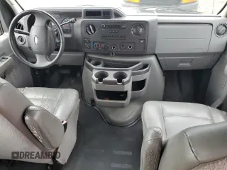 2013 Ford Econoline Passenger XL z VIN 1FBSS3BL4DDB08412, wystawiony jako Copart lot #63999845 z przebiegiem Nie podano mil oraz Czysty tytuł • Clean title. Historia ofert i sprzedaży dostępna na DreamBid. Obrazek 8.