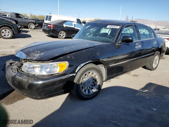 1999 Lincoln Town Car Signature with VIN 1LNHM82W4XY721047, listed as a Copart auction lot 43968685 with 88,653 mi miles and Salvage Title. Bid and sale history available at carsss.com. Image 1.