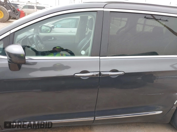 2018 Chrysler Pacifica Touring L with VIN 2C4RC1BG2JR116273, listed as a IAAI auction lot 41922292 with 125,159 mi miles and . Bid and sale history available at DreamBid. Image 14.