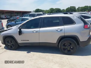 2021 Jeep Cherokee Altitude z VIN 1C4PJLLB4MD215146, wystawiony jako IAAI lot #42253929 z przebiegiem 42 666 mil mil oraz . Historia ofert i sprzedaży dostępna na DreamBid. Obrazek 14.