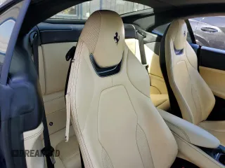 2019 Ferrari Portofino z VIN ZFF89FPAXK0242549, wystawiony jako Copart lot #74454234 z przebiegiem Nie podano mil oraz Nie do naprawy. Historia ofert i sprzedaży dostępna na DreamBid. Obrazek 10.