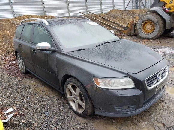 2011 Volvo V50 with VIN YV1672MW9B2603143, listed as a IAAI auction lot 41673995 with 139,845 mi miles. Bid and sale history available at carsss.com. Image 1.