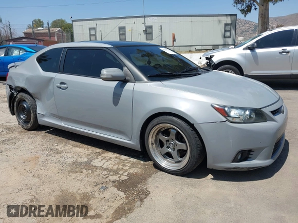 2012 Scion tC z VIN JTKJF5C71C3023274, wystawiony jako IAAI lot #42201270 z przebiegiem 225 683 mil mil oraz . Historia ofert i sprzedaży dostępna na DreamBid. Obrazek 1.
