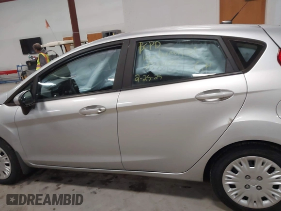 2015 Ford Fiesta S z VIN 3FADP4TJ7FM220448, wystawiony jako IAAI lot #41688114 z przebiegiem 43 779 mil mil oraz . Historia ofert i sprzedaży dostępna na DreamBid. Obrazek 14.