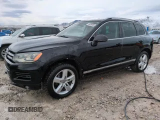 2013 Volkswagen Touareg Exec z VIN WVGEF9BP3DD001656, wystawiony jako Copart lot #49436605 z przebiegiem 186 277 mil mil oraz Szkody całkowita. Historia ofert i sprzedaży dostępna na DreamBid. Obrazek 1.