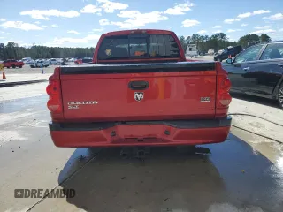2008 Dodge Dakota SLT z VIN 1D7HW48N08S557814, wystawiony jako Copart lot #46627955 z przebiegiem 145 356 mil mil oraz Czysty tytuł • Clean title. Historia ofert i sprzedaży dostępna na DreamBid. Obrazek 6.