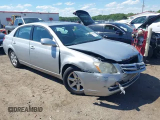 2005 Toyota Avalon XL z VIN 4T1BK36B05U028888, wystawiony jako IAAI lot #42199907 z przebiegiem 189 810 mil mil oraz . Historia ofert i sprzedaży dostępna na DreamBid. Obrazek 1.