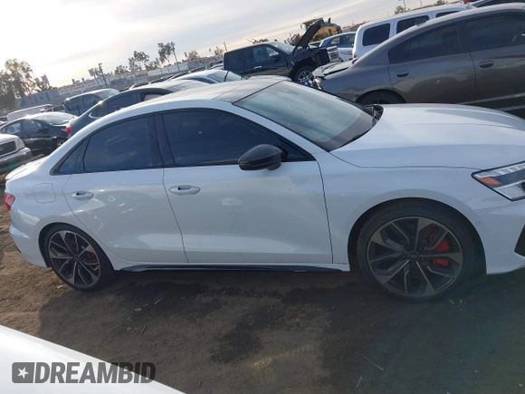 2024 Audi S3 Prestige z VIN WAUJ3DGY8RA070820, wystawiony jako IAAI lot #41106634 z przebiegiem 6358 mil mil oraz . Historia ofert i sprzedaży dostępna na DreamBid. Obrazek 13.