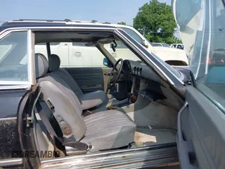 1982 Mercedes-Benz 380 SL z VIN WDBBA45A0CB017032, wystawiony jako IAAI lot #42461326 z przebiegiem 153 044 mil mil oraz . Historia ofert i sprzedaży dostępna na DreamBid. Obrazek 5.