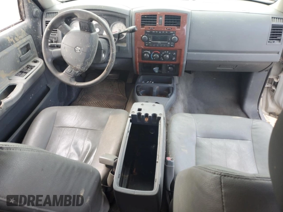 2005 Dodge Dakota SLT z VIN 1D7HW48K85S226691, wystawiony jako Copart lot #59007185 z przebiegiem Nie podano mil oraz Czysty tytuł • Clean title. Historia ofert i sprzedaży dostępna na DreamBid. Obrazek 8.