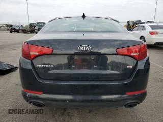 2013 Kia Optima LX z VIN 5XXGM4A73DG236538, wystawiony jako Copart lot #54799965 z przebiegiem 176 640 mil mil oraz Szkoda całkowita • Salvage title. Historia ofert i sprzedaży dostępna na DreamBid. Obrazek 6.