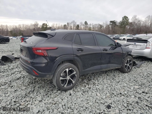 2024 Chevrolet Trax 1RS with VIN KL77LGE26RC005110, listed as a Copart auction lot 48660275 with 43,499 mi miles and Salvage Title. Bid and sale history available at carsss.com. Image 3.