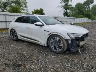 2021 Audi e-tron Premium z VIN WA1AAAGE2MB037094, wystawiony jako Copart lot #58707925 z przebiegiem Nie podano mil oraz Szkody całkowita. Historia ofert i sprzedaży dostępna na DreamBid. Obrazek 4.