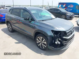 2024 Volkswagen Taos SE z VIN 3VVSX7B25RM108458, wystawiony jako IAAI lot #41955505 z przebiegiem 1 864 mil mil oraz . Historia ofert i sprzedaży dostępna na DreamBid. Obrazek 1.