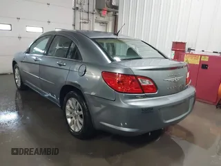 2010 Chrysler Sebring Limited z VIN 1C3CC5FD8AN134758, wystawiony jako IAAI lot #41190558 z przebiegiem 259 904 mil mil oraz . Historia ofert i sprzedaży dostępna na DreamBid. Obrazek 3.