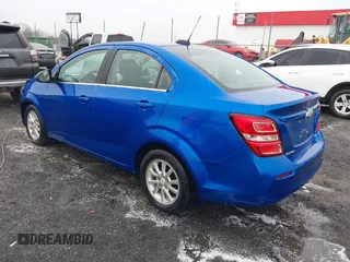 2018 Chevrolet Sonic LT z VIN 1G1JD5SHXJ4120089, wystawiony jako IAAI lot #41447426 z przebiegiem 42 931 mil mil oraz . Historia ofert i sprzedaży dostępna na DreamBid. Obrazek 3.