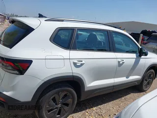 2025 Volkswagen Taos z VIN 3VV5C7B23SM008129, wystawiony jako IAAI lot #41879531 z przebiegiem 3423 mil mil oraz . Historia ofert i sprzedaży dostępna na DreamBid. Obrazek 13.