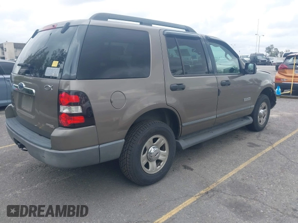 2006 Ford Explorer XLS z VIN 1FMEU62E26UA55326, wystawiony jako IAAI lot #42056921 z przebiegiem 123 323 mil mil oraz . Historia ofert i sprzedaży dostępna na DreamBid. Obrazek 4.