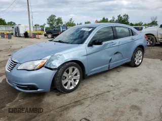 2012 Chrysler 200 Touring z VIN 1C3CCBBB3CN176096, wystawiony jako Copart lot #59115135 z przebiegiem 38 555 mil mil oraz Szkoda całkowita • Salvage title. Historia ofert i sprzedaży dostępna na DreamBid. Obrazek 1.