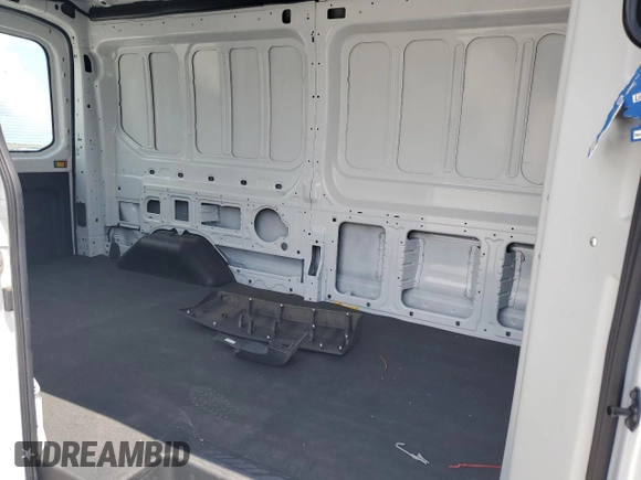 2023 Ford Transit Cargo z VIN 1FTBR1C81PKB53460, wystawiony jako Copart lot #60905465 z przebiegiem 35 658 mil mil oraz Czysty tytuł • Clean title. Historia ofert i sprzedaży dostępna na DreamBid. Obrazek 11.