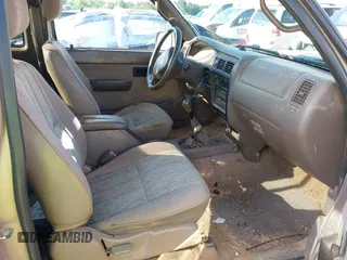 1999 Toyota Tacoma z VIN 4TAWM72N5XZ429880, wystawiony jako IAAI lot #42179697 z przebiegiem 311 261 mil mil oraz . Historia ofert i sprzedaży dostępna na DreamBid. Obrazek 5.