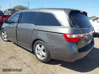 2013 Honda Odyssey Touring with VIN 5FNRL5H98DB085627, listed as a IAAI auction lot 41742702 with 117,899 mi miles. Bid and sale history available at carsss.com. Image 3.